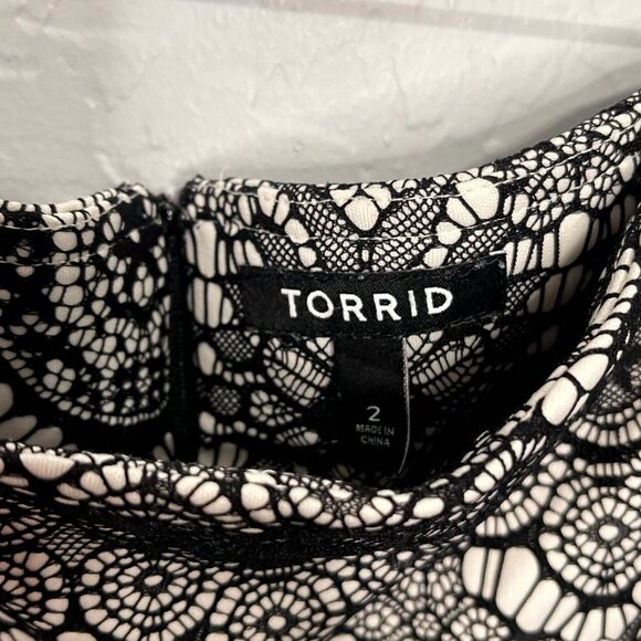 Torrid Bonded Black and White Lace Skater Hi Low Skirt 2 2X 18/20 - Picture 6 of 7
